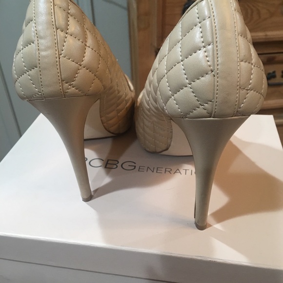 High-heeled shoes - Picture 3 of 3